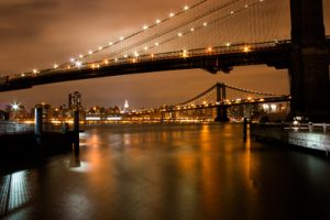 US-20 גשר ברוקלין וגשר מנהטן מוארים בלילה