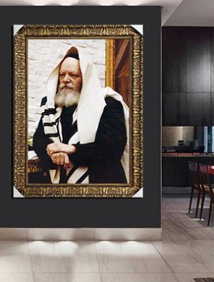 332 – תמונה של הרבי מליובאוויטש נשען על הסטנדר
