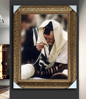 361 – תמונה של הרבי מליובאוויטש מתפלל ומתעטף בטלית