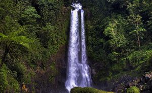 V-17 מפל מים גבוה בלב הטבע