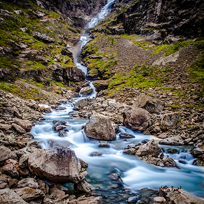 V-122 נחל מפותל בלב הטבע