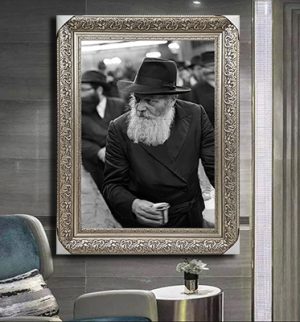 355 – תמונה של הרבי מליובאוויטש מחזיק כוס קידוש בשחור לבן