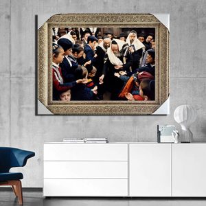 324 – תמונה של הרבי נותן צדקה לילדים