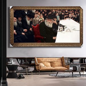 213 – תמונה מלבנית של הרבי מליובאוויטש מחייך בהתוועדות ויושב על כסא אדום