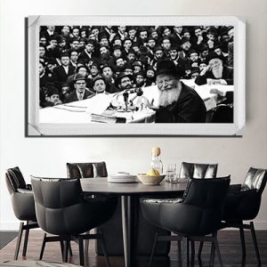 772 – תמונה מלבנית של הרבי מליובאוויטש מחייך בהתוועדות שחור לבן