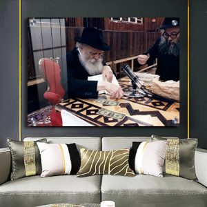 309 – הרבי מליובאוויטש עם דולרים