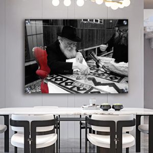 310 – תמונה של הרבי עם דולרים שחור לבן עם כיסא אדום