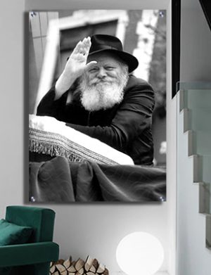 751 – תמונה של הרבי מחייך בל ג בעומר בשחור לבן