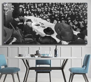 793 – תמונה מלבנית של הרבי בהתוועדות שחור לבן