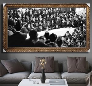 794 – תמונה מלבנית של הרבי בהתוועדות שחור לבן