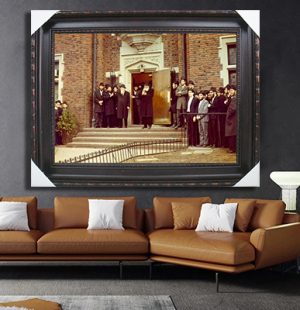 807 – תמונה של הרבי מליובאוויטש מחוץ ל-770