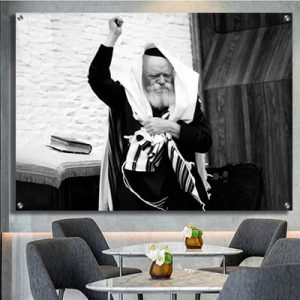 838 – תמונה של הרבי מעודד בשחור לבן