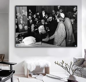 527 – תמונה של התוועדות עם הרבי מליובאוויטש בשחור לבן