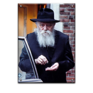 191 – תמונה של הרבי מליובאוויטש יוצא מהרכב ומחזיק מטבע צדקה