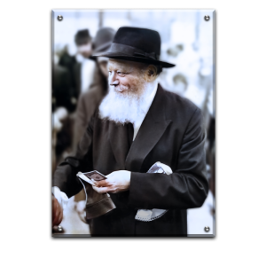 205 – תמונה של הרבי מחייך ונותן דולרים