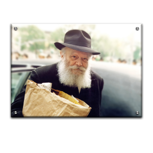 237 – תמונה של הרבי מחזיק שקית חומה