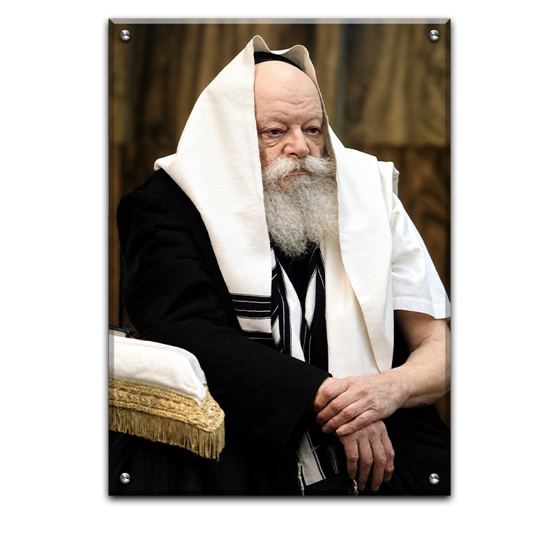 214 - תמונה של הרבי מליובאוויטש נשען על הסטנדר עם טלית על הראש