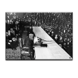 318 – תמונה של הרבי בהתוועדות שחור לבן