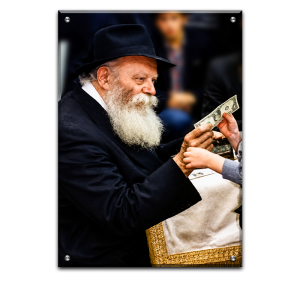 324 – תמונה של הרבי מלויבאוויטש מחלק שטר של ברכה