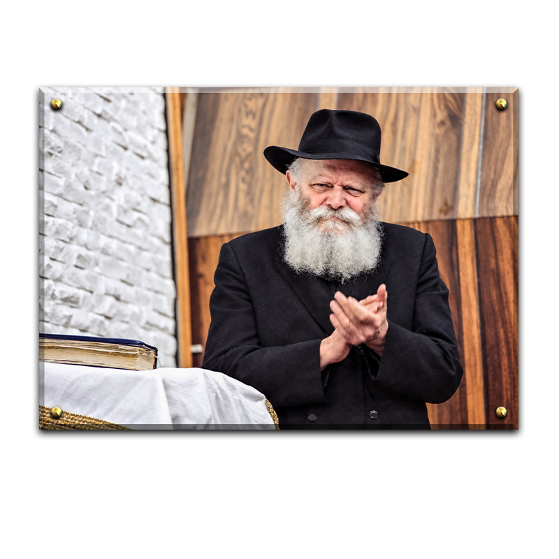 513 - תמונה של הרבי משלב ידיים על קנבס או זכוכית