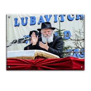 523 – תמונה של הרבי מליובאוויטש נואם ומוחא כפיים