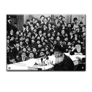 772 – תמונה של הרבי מליובאוויטש מחייך בהתוועדות שחור לבן