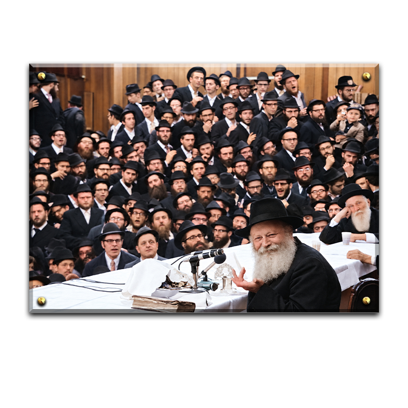 772-צ' - תמונה משוחזרת של הרבי מליובאוויטש מחייך בהתוועדות צבעוני