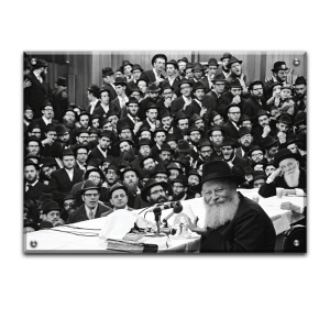 772 – תמונה של הרבי מליובאוויטש מחייך בהתוועדות שחור לבן