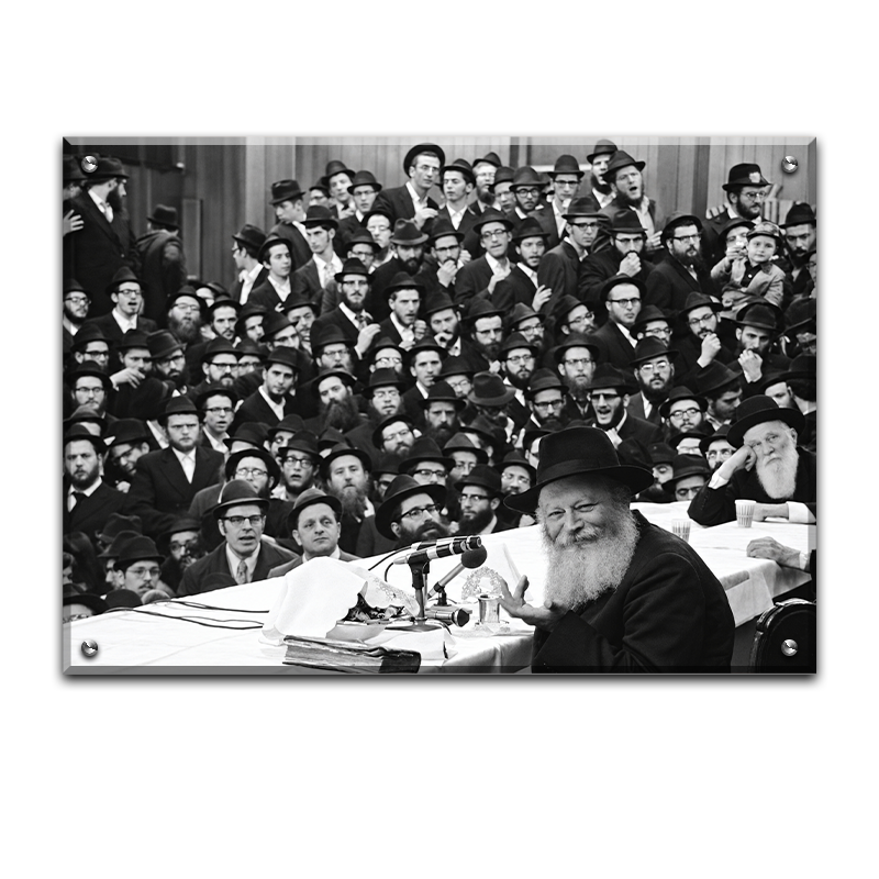 772 - תמונה של הרבי מליובאוויטש מחייך בהתוועדות שחור לבן
