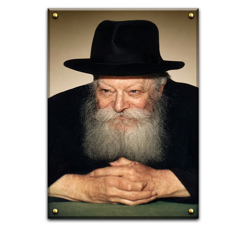 785 - תמונה של הרבי מחייך על קנבס או זכוכית