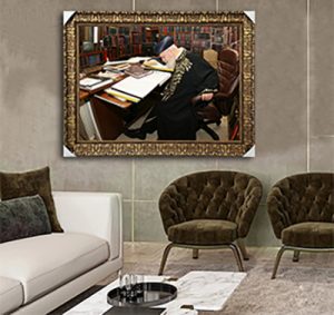 1573 – תמונה של הרב עובדיה יוסף יושב בחדר עם ספרי תורה ומתפלל להדפסה על קנבס או זכוכית