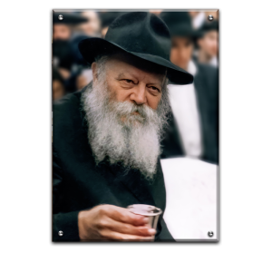 549 – תמונה של הרבי מליובאוויטש מחזיק כוס ברכה להדפסה על קנבס או זכוכית