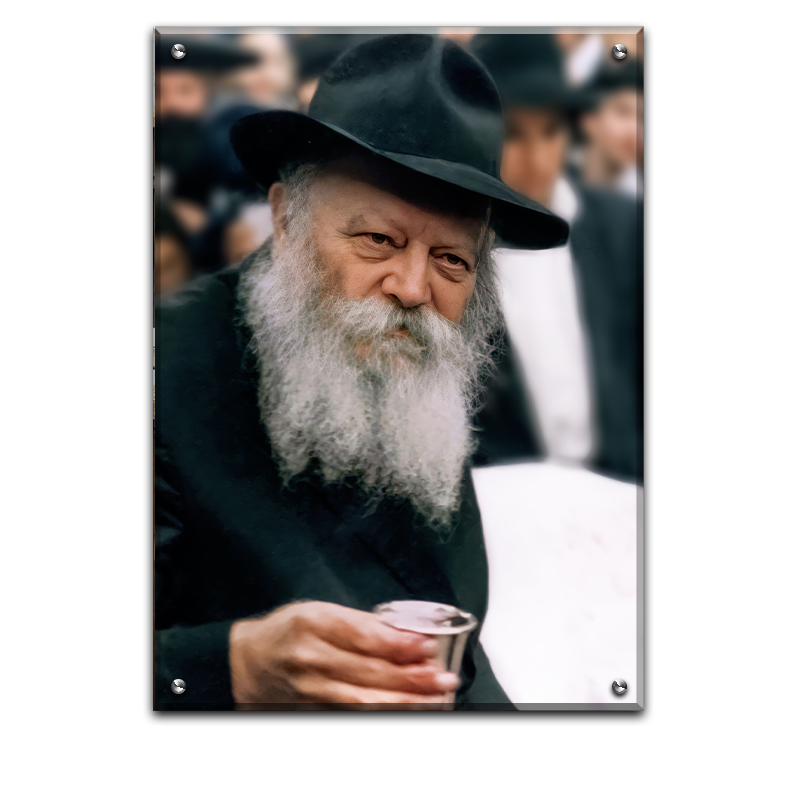 549 - תמונה של הרבי מליובאוויטש מחזיק כוס ברכה להדפסה על קנבס או זכוכית