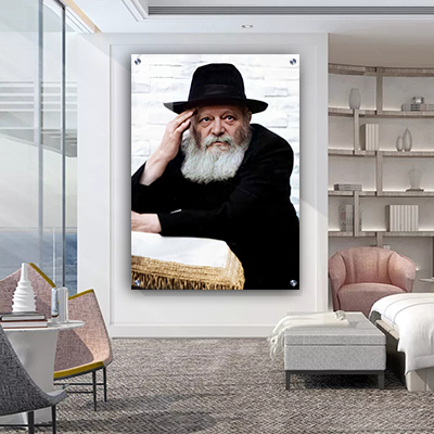 602 - תמונה של הרבי מליובאוויטש נשען על הסטנדר להדפסה על קנבס או זכוכית