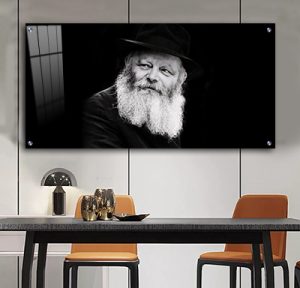 605 – תמונה מלבנית של הרבי מליובאוויטש מביט הצידה בשחור לבן על זכוכית או קנבס