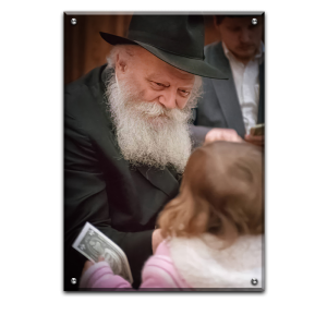 206 – תמונה של הרבי מליובאוויטש מחייך ונותן לילדה שטר של דולר