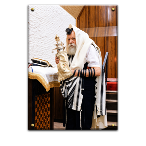 574 – תמונה של הרבי מליובאוויטש מחזיק ספר תורה גדול
