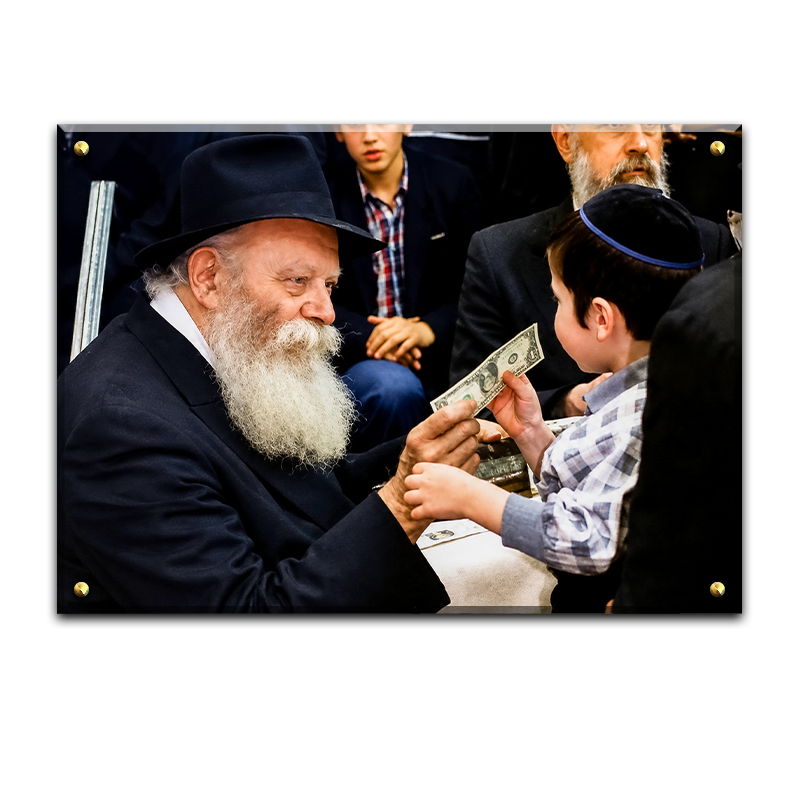 195 - תמונה של הרבי מליובאוויטש מחלק שטר של ברכה