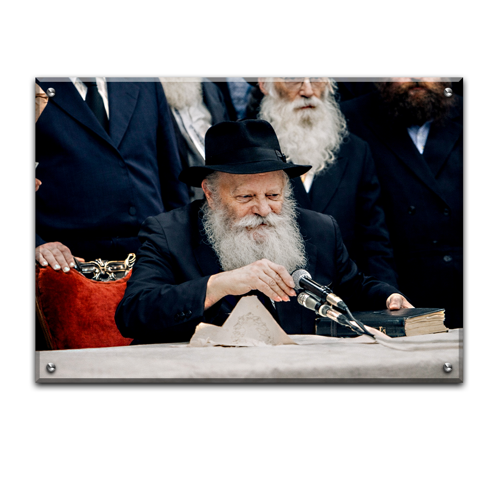 148 - הרבי בהתוועדות על כיסא אדום