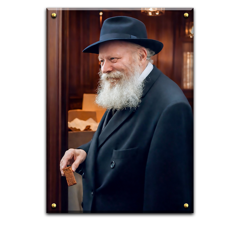 162 - הרבי מחייך בעת חלוקת עוגת דבש ("לעקאח")