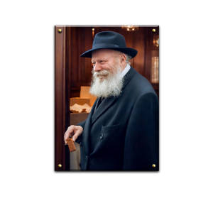 162 – הרבי מחייך בעת חלוקת עוגת דבש ("לעקאח")