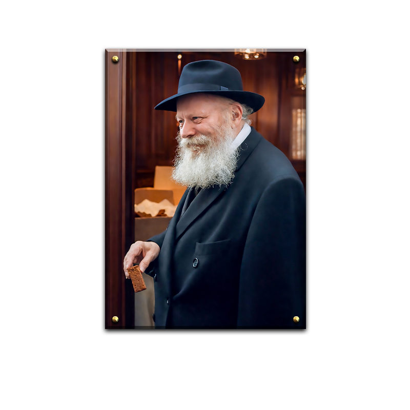 162 - הרבי מחייך בעת חלוקת עוגת דבש ("לעקאח")