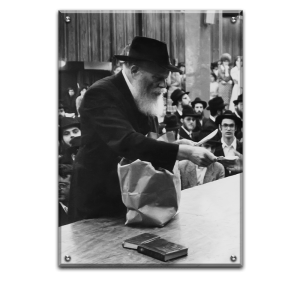 190 – תמונה של הרבי מליובאוויטש נותן צדקה בשחור לבן