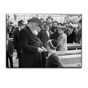 199 – תמונה של הרבי מליובאוויטש נותן צדקה בשחור לבן