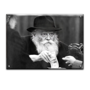 202 – תמונה של הרבי מליובאוויטש מחלק דולרים בשחור לבן