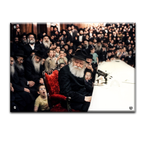 213 – תמונה של הרבי מליובאוויטש מחייך בהתוועדות ויושב על כיסא אדום