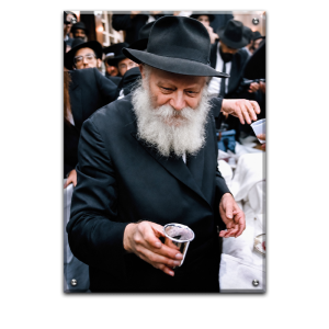 131 – תמונת מיוחדת של הרבי מליובאוויטש עם כוס של ברכה