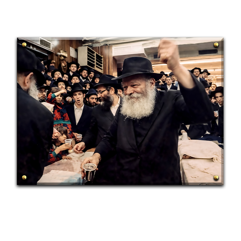 250 - תמונת מיוחדת של הרבי מליובאוויטש מריע עם כוס של ברכה